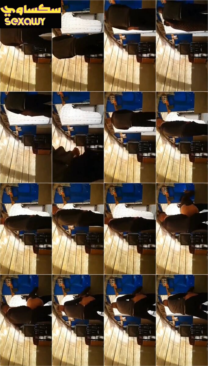 بتطلع ليه ام صاحبه فوق السطح هو وقاعد لوحده وبينكها خلفى على الواقف وبيصورها منغير ماتعرف