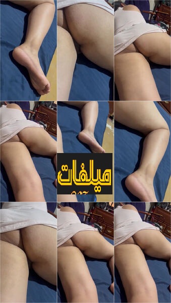 شرموطه مصدرة طيزها لعشيقها عشان يصور طيزها هى ومكسوفه منه وبتقول نيك واخلص
