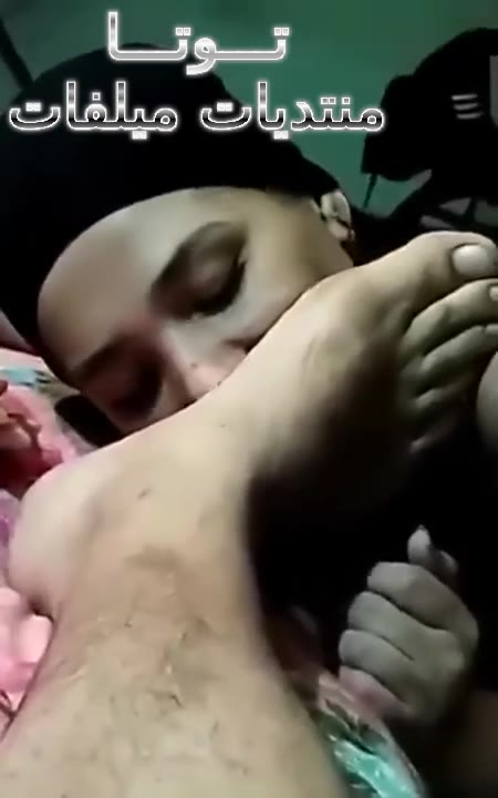 فرسة ***** خاضعة نازلة تبوس في رجل فحلها و بعدها ترضعلو زبره