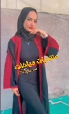 بنوته محجبه هايجه بتلعب فصدرها وترقص وكلها هيجان