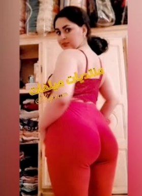 بنوته مربره بطيز ملبن كبيره وكس مبطرخ بتعرض جمالها