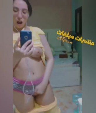 بت هايجه لسانها طويل بتلعب فكسها وتقول لصاحبها نيكني ياخول