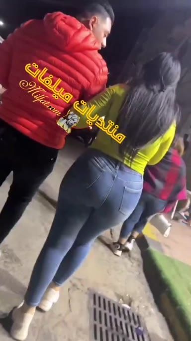 واد هيجان بيصور بت فاجره لابسه بنطلون ضيق طيزها ملبن كبيره