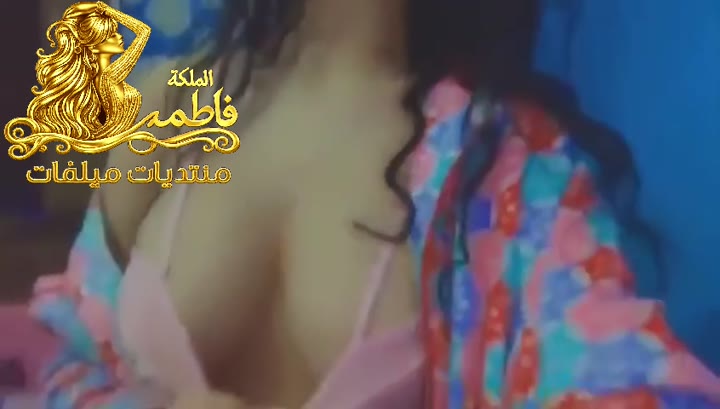 شرموطه مصريه علقه سهيله محترفه فى الشرمطه واللبونه تلعبله بلسانها وتطلعله بزازها وتتشرمط عليه
