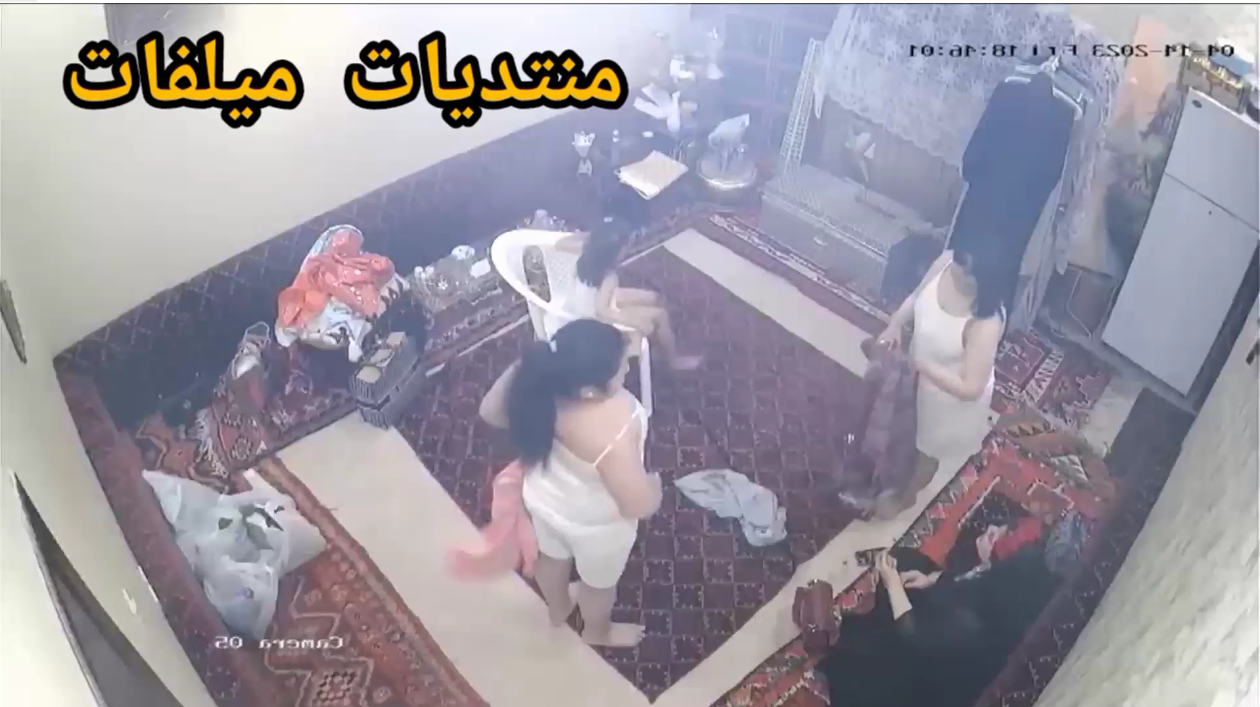 تجسس على اتنين ستات وتكات بيدخلو عند وحده فى بيت دعارة وبيقلعو ملط عشان يستقبلو الرجالة