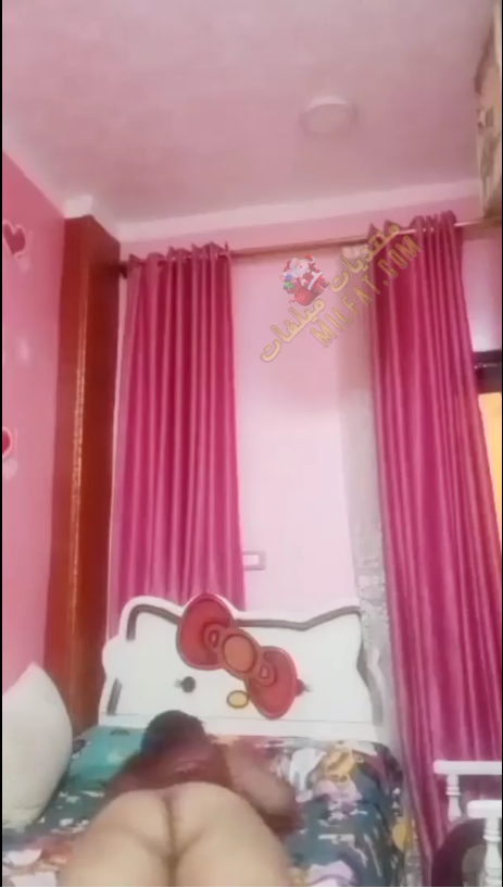 شرموطة قارحة ملفاية هايجة فشخ اللبوة بتتصور لعشيقها كسم فجرها المتناكة دي عاوزه دكر يفشخ لحمها الهايج المتناكة عليها طيز تستاهل الفشخ