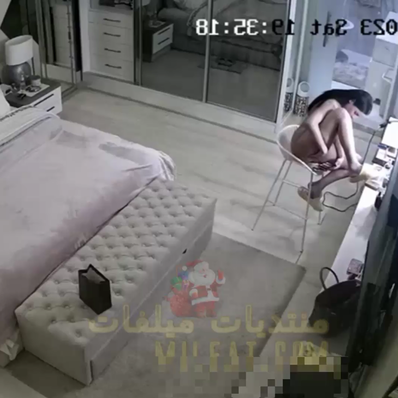 حصريات قوية تجسس على مزة سعودية من غرفة نومها و هي تغير ملابسها صوت و صورة