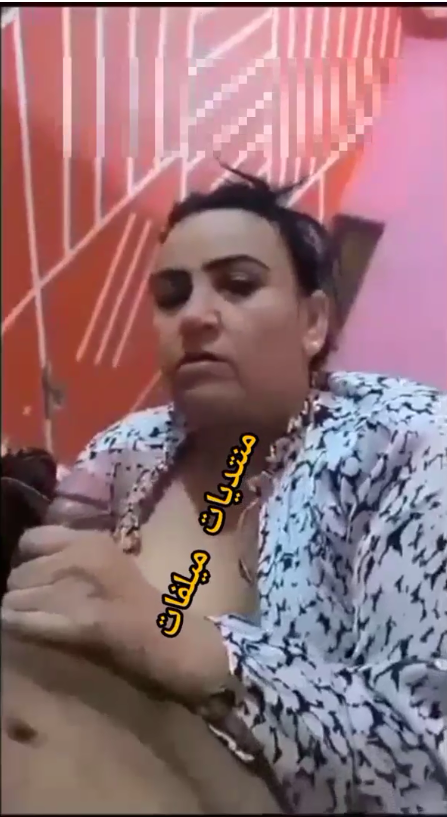 جديد ملفاية مع عشيقها بيصورها و هى بتملصله بتزق اي…شخ فيها نيك .. شوف و اتفرج