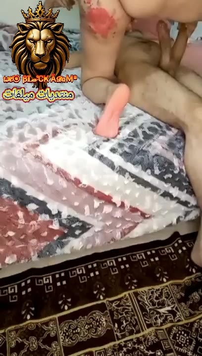 سهره نيك زوجين مصريين فاجرين ع اللايف ينيكها قدام الكاميرا ويقولها هينزلو يا سو احا يا سو غرقتى زوبرى