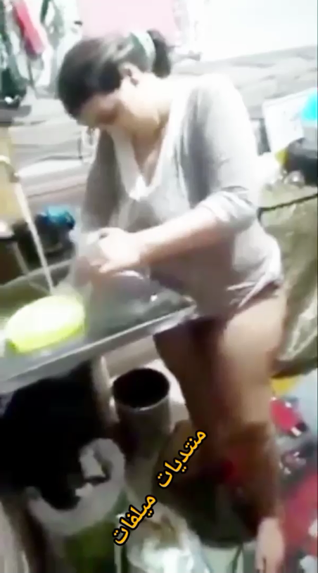 امك كل يوم بتجيلى الشقة تطبخلى وانيكها وتستحمى وتغير كل ملابسها ج1