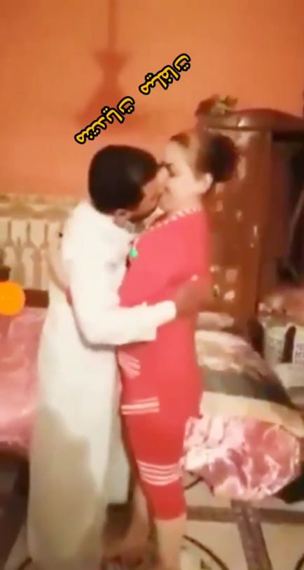زوجة فاجرة جايبة كفيل ينكها بالفلوس وابنها بيصور فيديو سكس ليهم هو وبينكها