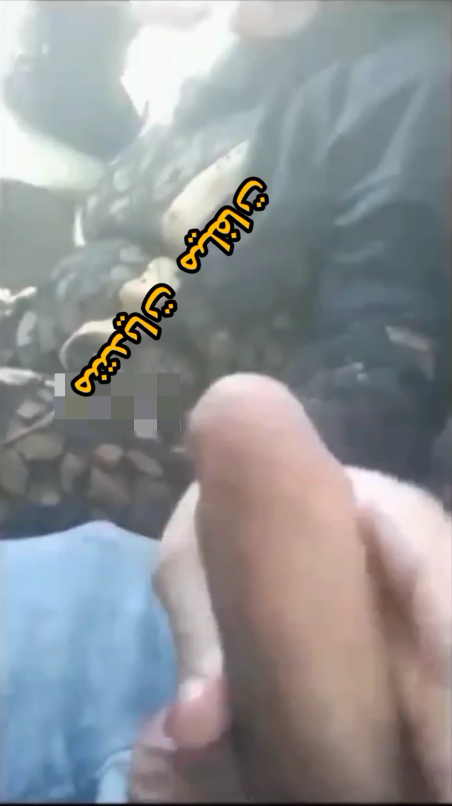 ست محجبة شافت واحد قاعد جنبها ومطلع زبه فى الميكروباص معرفتش تمسك نفسها ومسكت زبه وضربتله عشرة