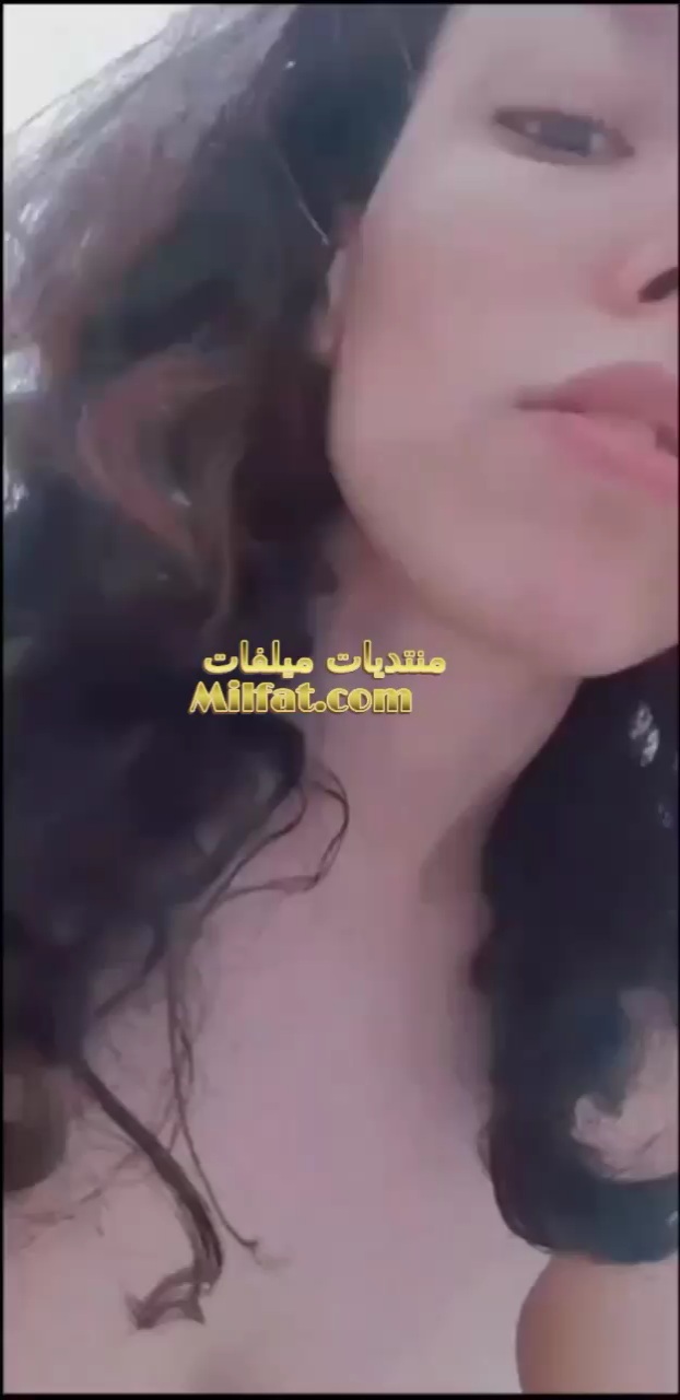 بنت لبوة بيضة وجسمها ملبن بتصور فديو لعشيقها وهي قالعة ملط وهي عمالة تلعب وتقفش في كثها الهيجان
