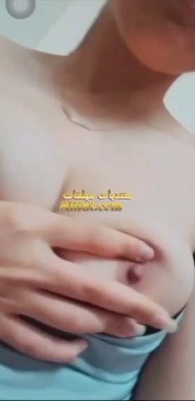 لبوة ملبناية بتعرض لعشيقها بزازها الملبن وتقفشلو فيهم وتمتعو