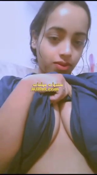 لبوة شرموطة بتعرض لعشيقها جمال بزازها الكبيرة الملبن وتمتعو بحلاوتهم