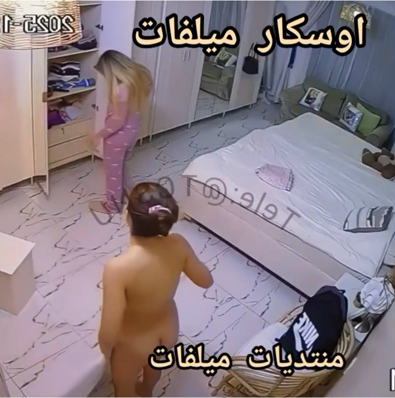 تجسس على بانت موزز قالعين ملط وبيغيرو ملابسهم والبنت عايزه تعمل سحاق مع اختها