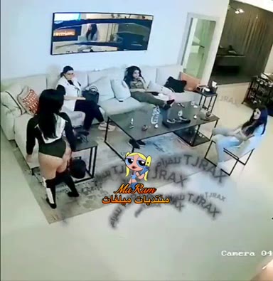 حصري بنت لبوه بتقلع وتفرج صاحبتها طيزها تاخد رايهم فحجمها صاحبتها بتفقش فيهم