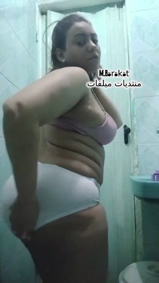 حصري البطل البلدي اللي جوزهة نزل وبتعرض جسمها الملبن وطيزها الكبيرة لي عشيقها وبتهيجه